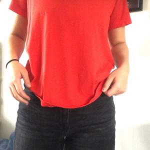 Röd luftig t-shirt