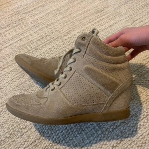 Snygga skor! - Säljer ett par välanvända skor i storlek 40 men skulle säga att det snarare passar 39✨😁