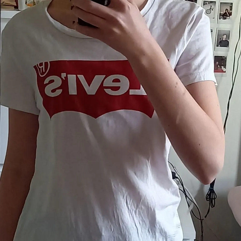 Vit Levis t-shirt som inte blivit använd så mycket. Den har två små hål vid taggen som inte syns så mycket! Frakt kostar 30kr! :). T-shirts.