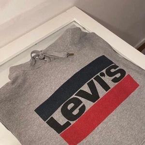 Levis hoodie - en nästan helt ny grå levis hoodie. den kommer sällan till användning därför säljer jag. Skriv privat för fler bilder🥰