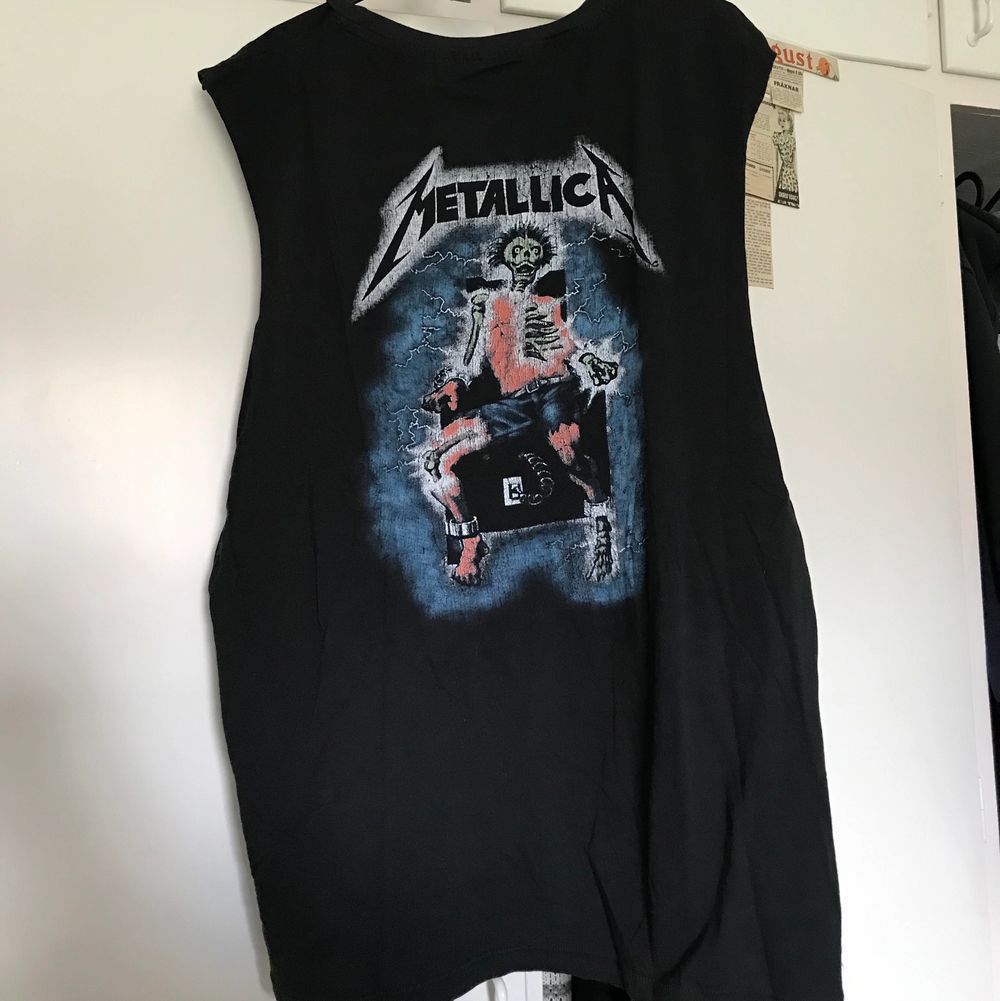 Ett svart Metallica linne i storlek XL ifrån H&M. Säljer pga att det aldrig används. Använd ett fåtal gånger. Säljer för 90kr + frakt🖤💙. T-shirts.