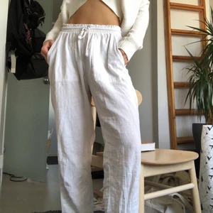 Linnebyxor - Skiiitmysiga linnebyxor köpta i Australien. Jättebra kvalite och perfekta till sommaren. Jag är 173 och tycker att dessa är nåågot korta så letar efter ett par längre. Men är man kortare än det så är dessa to die for. Lite fläckiga vid några ställen, men knappt ngt som syns, men därav priset. Frakten tillkommer på 50 kr ☺️