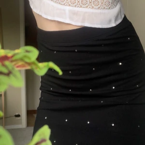 Kjol - Fin kort kjol från Monki med små nitar på framsidan. Perfekt längd, stretchig och sitter tajt på mig som vanligtvis bär XS-M. Kan mötas upp i Växjö, annars tillkommer fraktkostnad.