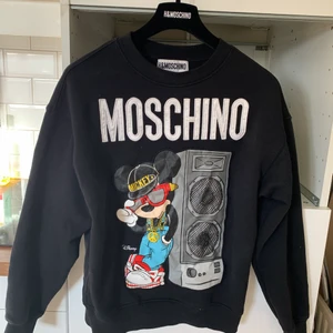 Moschino x hm - Säljer denna tröja som är helt oanvänd från moschinoxhm kollektionen som ej finns kvar:) 