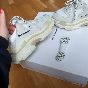 Balenciaga Triple S strl 38 - Balenciaga Triple S, använda ett fåtal gånger, lite tecken på användning på insidan av hälen. Väldigt fina i ljus färg nu till sommaren. Fråga för fler bilder:).