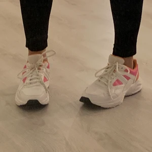 Soc skor strl 40 - Ett par nästan helt nya gympaskor (använda 2 gånger)  Strl 40 Vita med detaljer i ”hotpink” och ”aprikos"