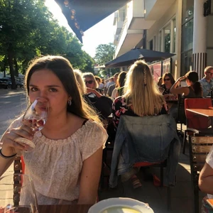 Superfin ljusrosa topp från Hollister med off shoulder funktion! - SÄNKT PRIS-100 kr Superfin ljusrosa topp från Hollister med off shoulder funktion! Storlek XS fast passar som en S