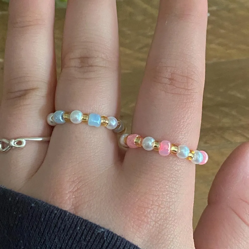 Säljer super gulliga pastellfärgade ringar som kan komma i olika färger. Så sommriga och checka min plick och min instagram för mer smycken @jewelryea Tveka ej på att kontakta! 💙💕. Accessoarer.