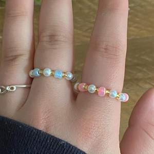Säljer super gulliga pastellfärgade ringar som kan komma i olika färger. Så sommriga och checka min plick och min instagram för mer smycken @jewelryea Tveka ej på att kontakta! 💙💕