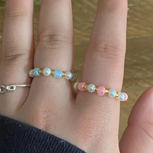 Handgjorda ringar - Säljer super gulliga pastellfärgade ringar som kan komma i olika färger. Så sommriga och checka min plick och min instagram för mer smycken @jewelryea Tveka ej på att kontakta! 💙💕