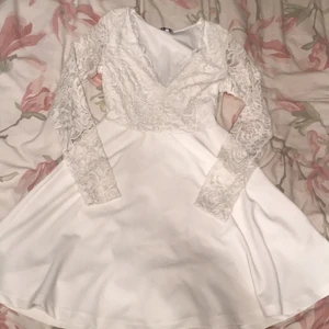 Vit Klänning  - Fint skick. Storlek S men är som en XS