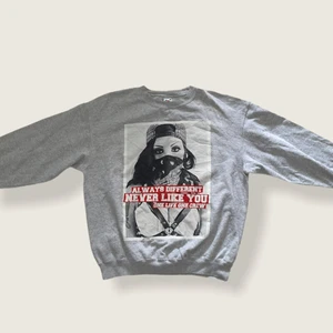 Vintage sweatshirt med tryck  - Skick: 8/10.                                                                           Bra passform, storlek L men passar som M/L 