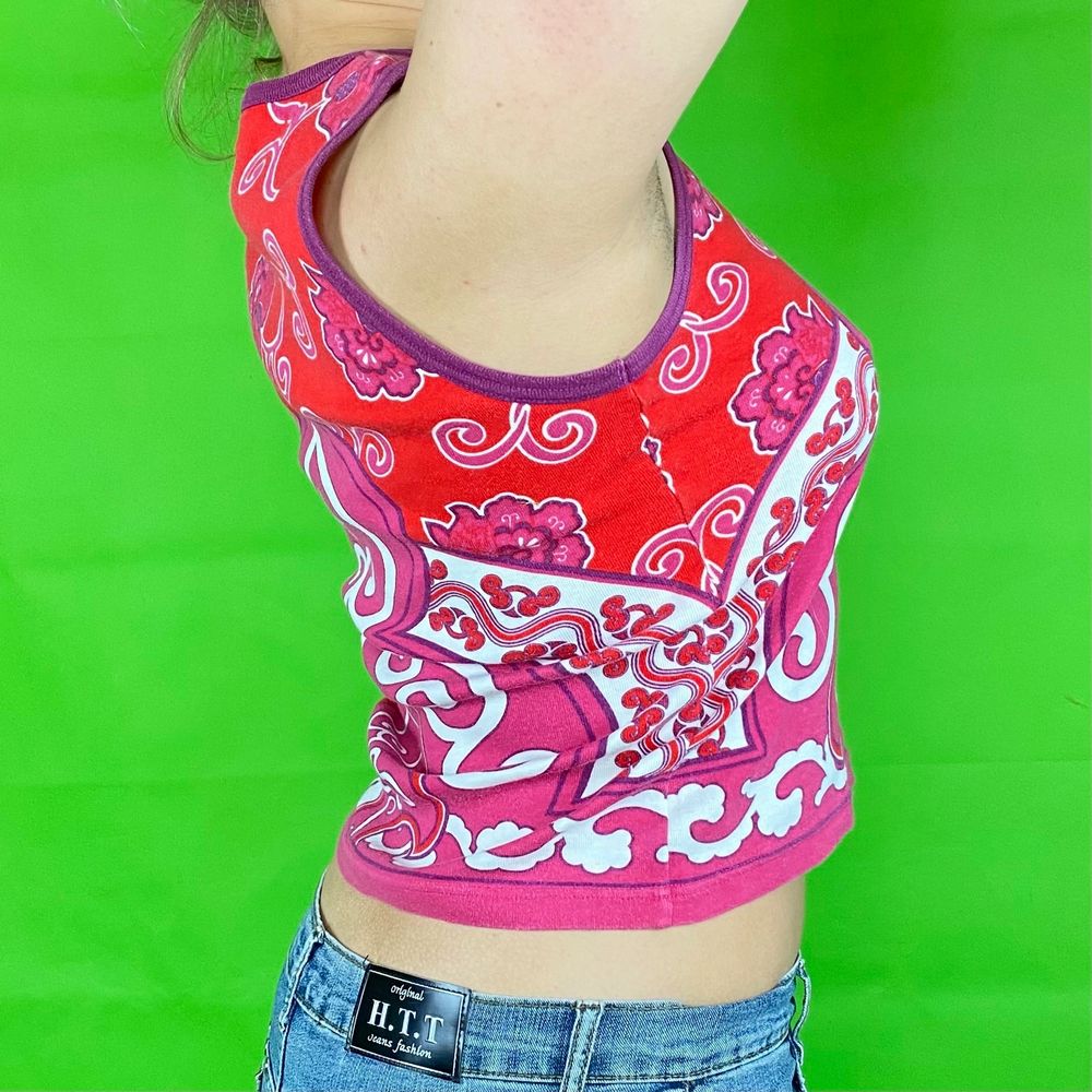 En tank top från Vera Moda i storlek L. I fint skick, något urtvättad. Skulle säga skicket är 9/10 då det knappt läggs märke till. Säljer en likadan i brun fast storlel M. Modellen använder vanligtvis storlek S och liten M, och är 169cm som referens. Spårbar frakt på 66kr är inräknad i priset. Tar Swish men även SafePay. Mått: Axeln och ner 52cm. Byst bredd 41cm. . Toppar.