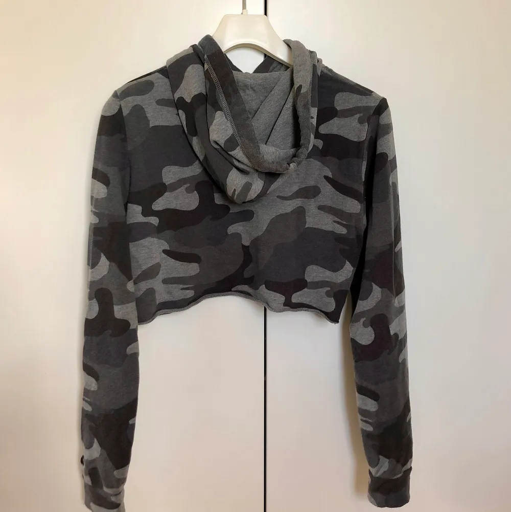 Detta är en fin cropped hoodie med grått militärmönster från Hollister i storlek XS. Denna är använd men ser ut som ny! Priset ligger på 150 kr exklusive frakten som du betalar. Hör av dig om du är intresserad eller vill ha mer information.💕. Hoodies.