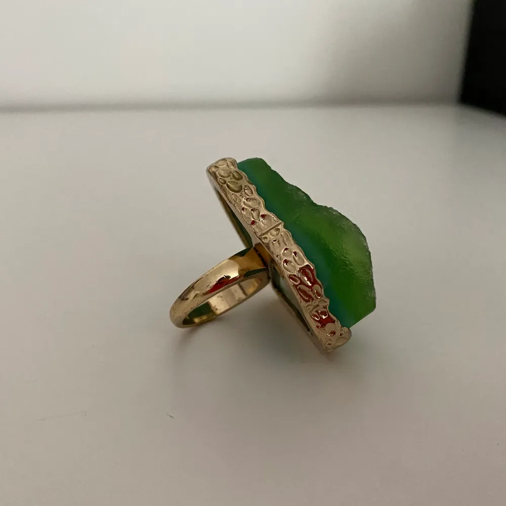 Jättefin ring som jag köpte 2014 men passade aldrig riktigt mig. Så den har bara legat i min smyckeslåda utan att ha blivit använd. Den är därför som ”ny”. Jag skulle säga att ringen är storlek M. . Accessoarer.