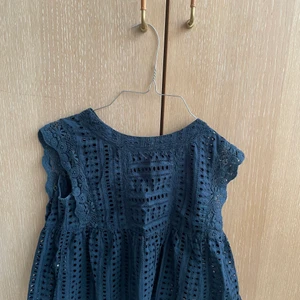 Marinblå blus  - Marinblå blus från Zara, storlek 34