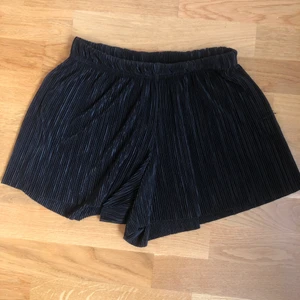 Shorts - Supersköna svarta pösiga shorts. Perfekta till sommaren då de är ganska tunna. Bra skick! 