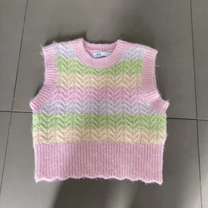 Zara stickad väst - Jag säljer denna zara väst, typ aldrig använd🦋 super fin nu i början av sommaren och slutet av våren💕 i storlek S, säljer därför jag inte använder västar men sjukt fin! 75kr
