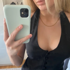 Zara topp - Intressekoll på denna topp från Zara som är slutsåld på hemsidan. Säljer då jag inte tyckte den passade på mig. Jätteskönt material med lite stretch i. Lappen sitter kvar, nypris 359kr. Börja buda från 110🧚🏼‍♀️