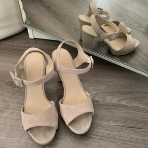 Klackskor - Så fina klackskor från märket PierOne. Skorna är i en ljusgrå nyans och klacken är 6cm hög. Klackskorna är endast använda två gånger så fortfarande i bra skick. Perfekta till skolavslutningar. Spårbar frakt tillkommer på 66kr🥰