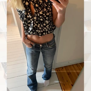 Lågmidjade bootcut jeans - Endast intressekoll på de här så snygga vintage låg midjade bootcut jeansen, innerbenslängden 76cm och W24💕😊köpta för ca 2000kr, skriv vad du hade kunnat tänka dig att betala för de!!(säljer bara vid bra bud)