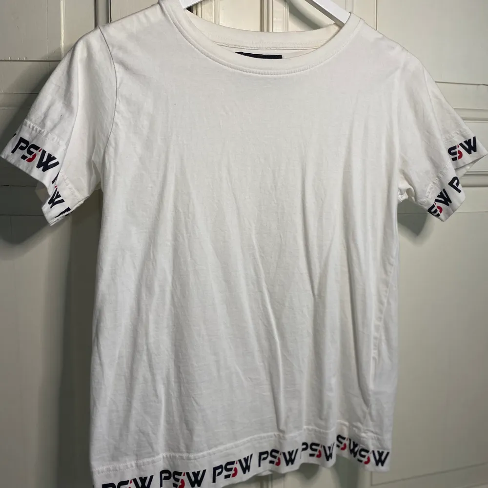 Säljer en vit PSW t-shirt från kids brand store, storlek 146-152, 80 kr + frakt . T-shirts.