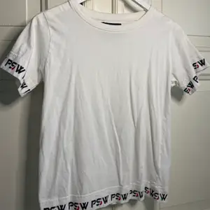 Säljer en vit PSW t-shirt från kids brand store, storlek 146-152, 80 kr + frakt 