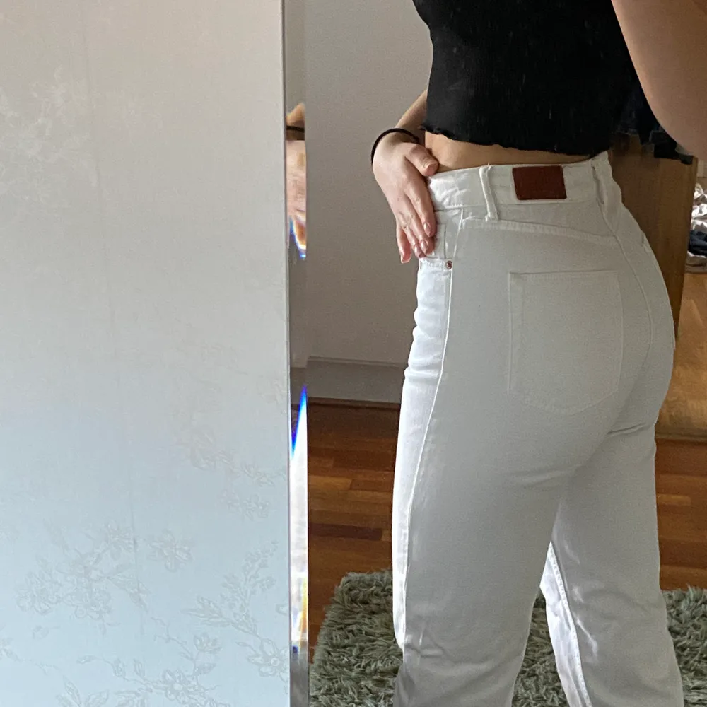 Trendiga vita mom jeans från Urban outfitters. Säljer då de är lite små på mig som är 170 cm lång🤎. Jeans & Byxor.
