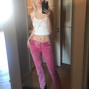 Rosa Jeans - Ett par sjukt fina rosa jeans från Ganni. De är så fina och har en sorts slitts nere vid fötterna som gör att de sitter jättefint över skor. Köpta för 1300. Jättefint skick använda 4-5 gånger.