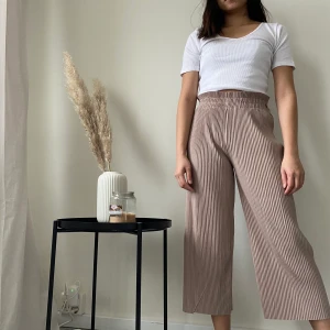 Beige byxor - Beiga relaxas fit byxor som är både sköna att ha på sig och snygga