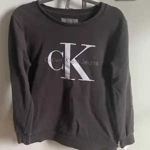 En superfin Calvin Klein sweatshirt som mest bara legat och dammat i min garderob. inga hål och som gått som en ny tröja. Den är i storlek M och har en superfin grå färg. 💞
