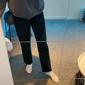 Monki jeans  - Fina jeans från monki. Säljer då jag har ett annat par fast som sitter bättre på mig. Köparen står för frakten💗💗
