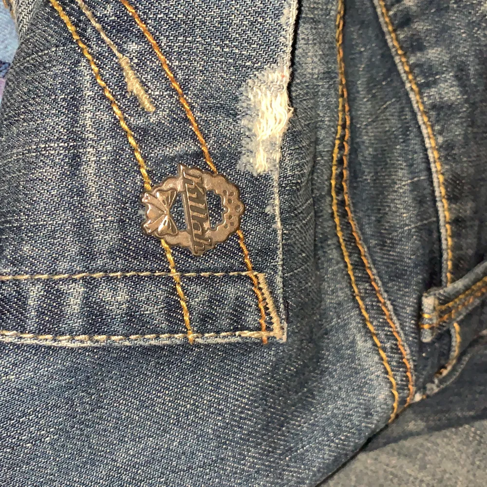 Säljer dessa asnygga lågmidjade jeansen från märket Killah med söta detaljer och slitningar här o var som gör dme ännu snyggare! Frakt tillkommer😊                                     Om många är intresserade blir det budgivning!. Jeans & Byxor.
