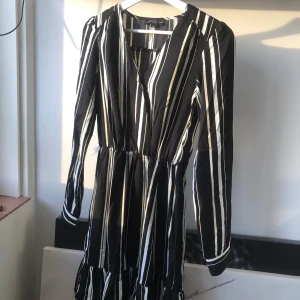 🌸 Klänning 🌸 - Jättefin klänning. Använd 1 gång men tyvärr för liten för mig. Den är i storlek 170, så skulle säga den passar XS-S. 