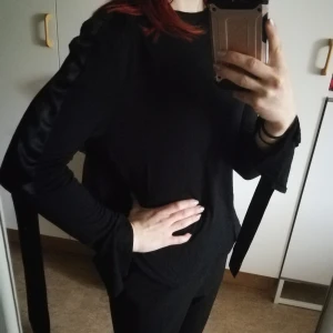 Cheap Monday tröja stl xs - Super fin cheap Monday tröja i stl xs. Har detaljer i ett lite mer glansigt tyg från axlar ned till armar. Har slits både nere vid händerna samt på ena sidan i tröjan. Bild om önskas. 