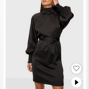 svart festklänning i satin - En superfin klänning som endast använts 1 gång. Den är i nyskick, och passar den i storleken 38-40. Priset är exl. frakt. Hör av er vid frågor! 😊