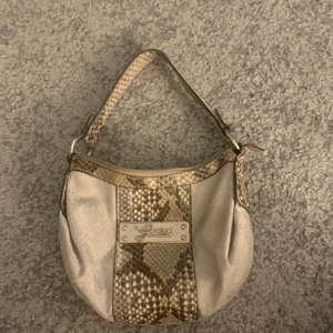 Guess handväska - Super snygg vintage guess väska som är köpt second hand. Älskar den här väskan men använder den för lite. Köparen betalar för frakt:)