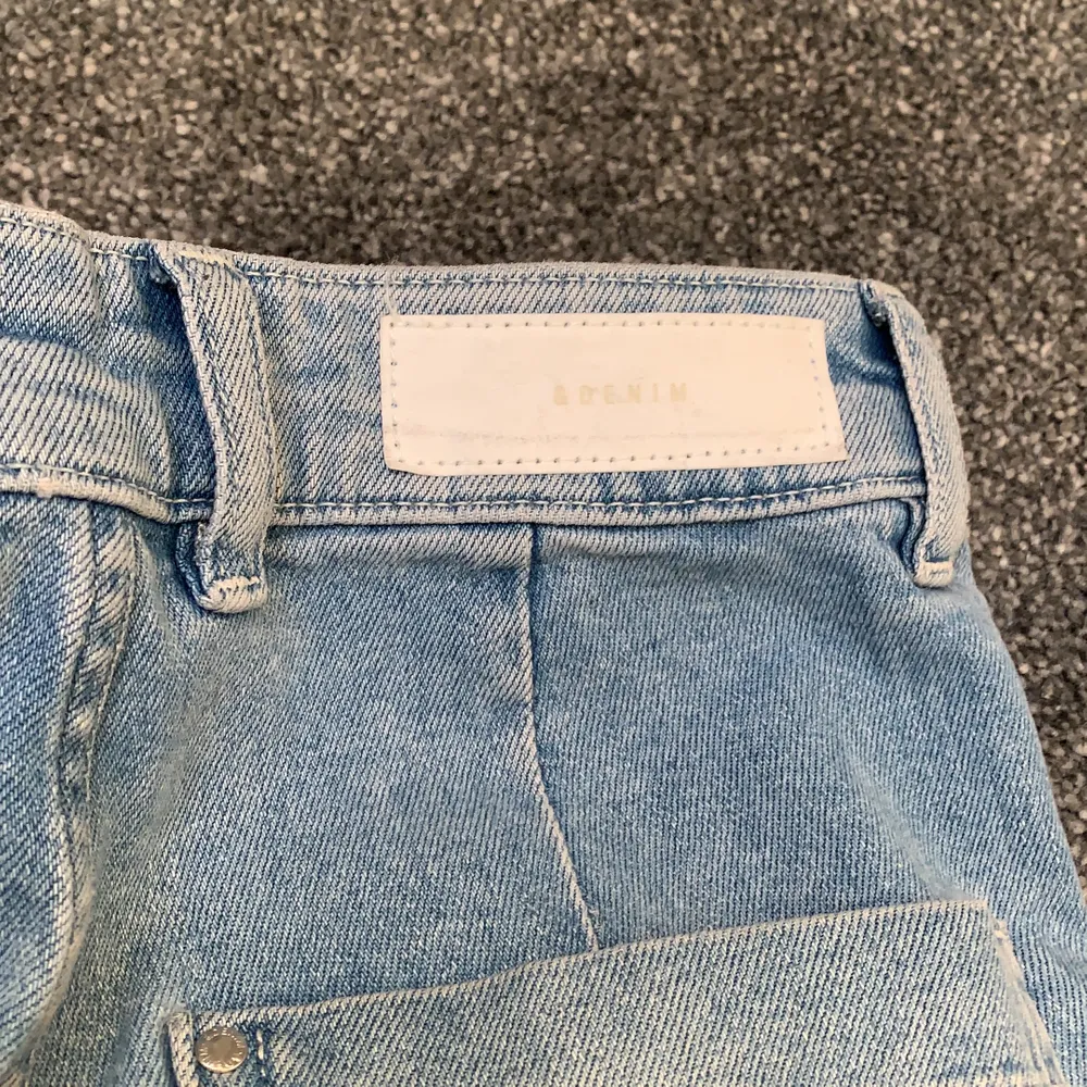 Ett par jeans från hm och är i storlek 32. Jeansen är vida och är i bra skick. Köpta för 300kr .Köparen står för frakten🥰 kan mötas i Löddeköpinge men kan också postas. Jeans & Byxor.