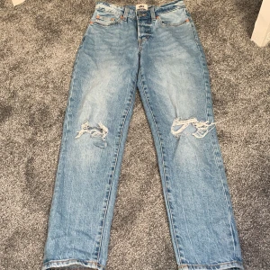 Ett par jeans från lager 157 i storlek xxs  - Jeans från lager 157 i storlek xxs. Och är i bra skick med hål på knäna. Mom jeans, köparen står för frakten 🥰 kan mötas upp i Löddeköpinge men också postas