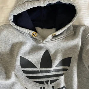 Adidas hoodie - Grå vintage adidas hoodie med stor logga