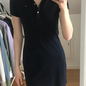 Tommy hilfiger klänning - Supergullig marinblå klänning från Tommy Hilfiger. Aldrig använd så i nyskick!🤩 Storlek M men mer som en S. Med krage. 100 kr eller högst bud. Köparen fått för frakt ☺️