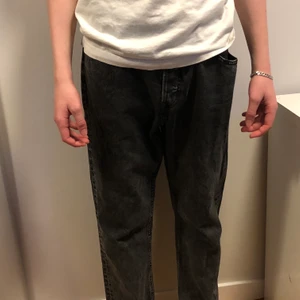 Cheap Monday loosefit jeans - Gråa jeans från Cheap Monday, strl 32/32. Skicket är bra då de enbart är använda fåtalet gånger. Pris 175kr exkl frakt, kan mötas på Söder. Buda i kommentarerna.