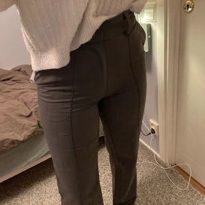 Grå kostymbyxor! - Snygga grå kostymbyxor från nakd. Väldigt fint skick. 💕