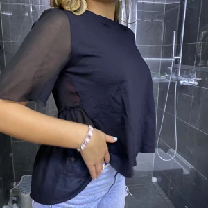 Zara tröja - Jätte söt och unik topp från zara!! Säljs ej längre, kund står för frakt 