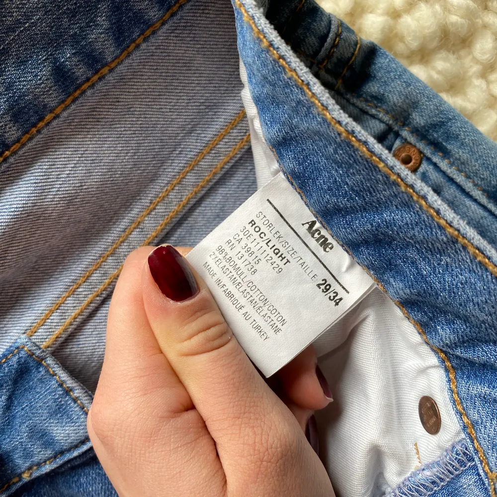 Helt nya, endast provade, har blivit kvar i garderoben för länge då de inte är min passform. Kontakta mig gärna för mer info :) Nypris 1299kr. Jeans & Byxor.