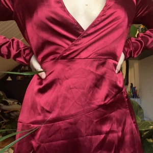 Balklänning - Lång balklänning, köpt nyligen. Inte mycket använd. Jättefin röd färg och perfekt till bal eller liknande. Storlek 36 och passar väll XS till S. Skriv för fler bilder. Färgen visas bäst på fösta bilden! Frakt tillkommer