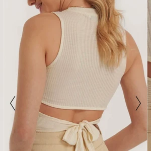 Linne med knytning i ryggen - Jättefint somrigt beiget linne från NA-KD med fin knytningsdetalj i ryggen, passar både till vardags och fest, ordinarie pris 229kr☀️🥂 skriv privat för fler bilder🥰🥰