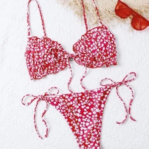 Bikini - Helt oanvänd och ej testad bikini från shein, säljer då jag råkade beställa dubbelt men sitter superfint!!❤️❤️ fler bilder går att fixa om det önskas!