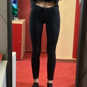 High waist jeans - Schwarz, macht eine gute Figur