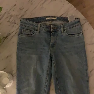 Levis jeans superskinny  - Storlek 25/30 alt 32. Inte helt säker (jag brukar alltid vika de)! Man får supersnygg röv i de då fickorna är små o sitter ”högre” upp.